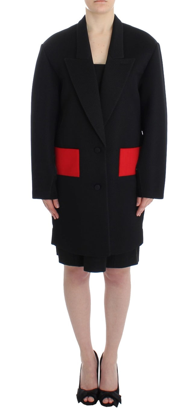 KAALE SUKTAE Eleganter drapierter langer Mantel in Schwarz mit roten Akzenten