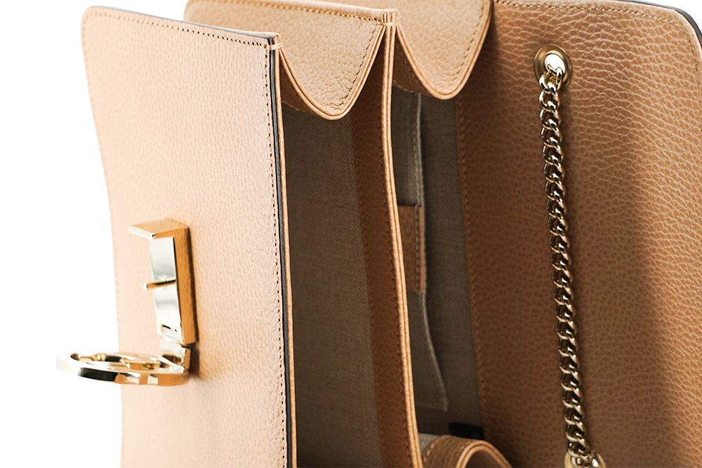 Gucci – Elegante, beige Umhängetasche mit GG-Druckknopf