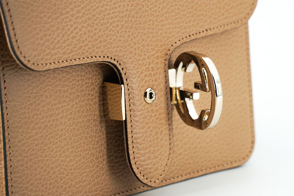 Gucci – Elegante, beige Umhängetasche mit GG-Druckknopf