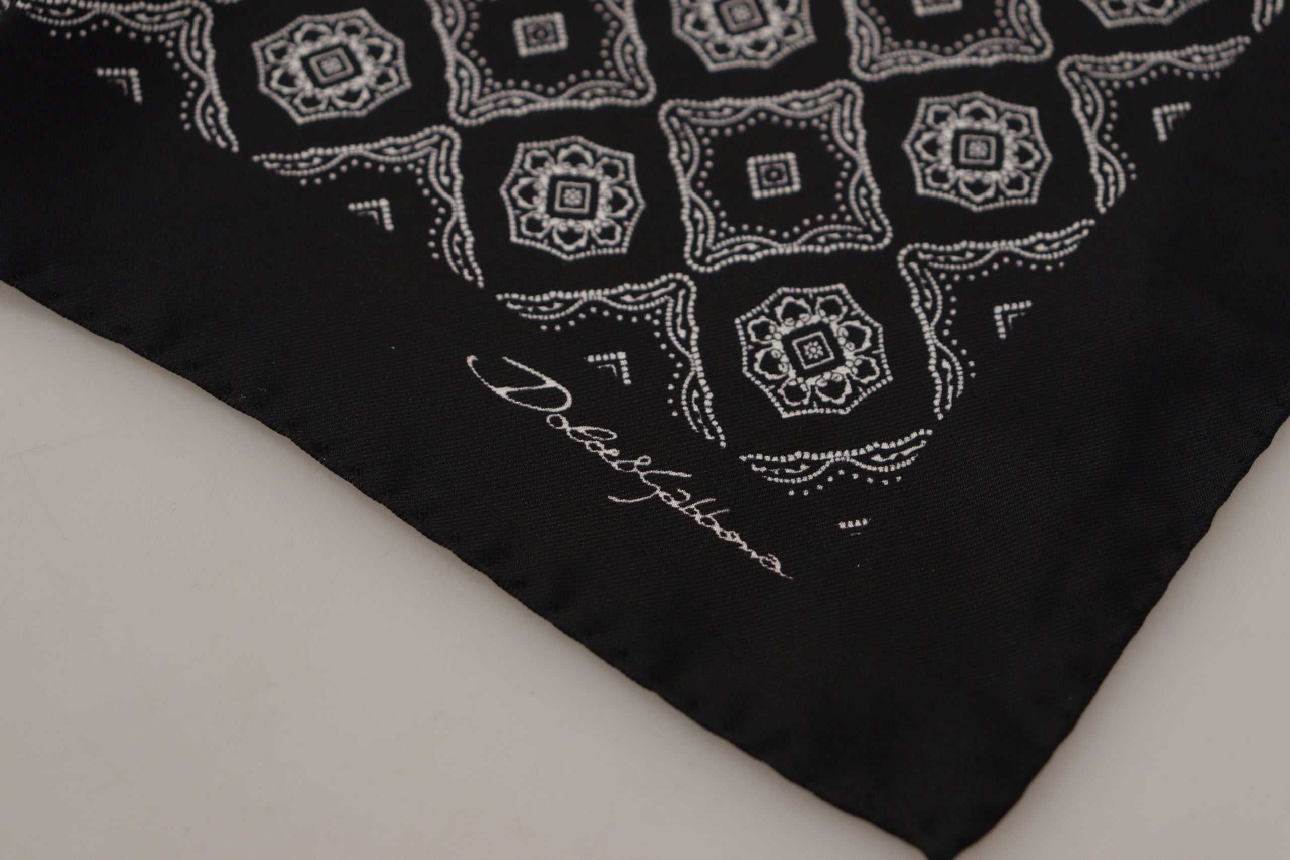 Dolce & Gabbana Eleganter quadratischer Seidenschal mit geometrischem Muster