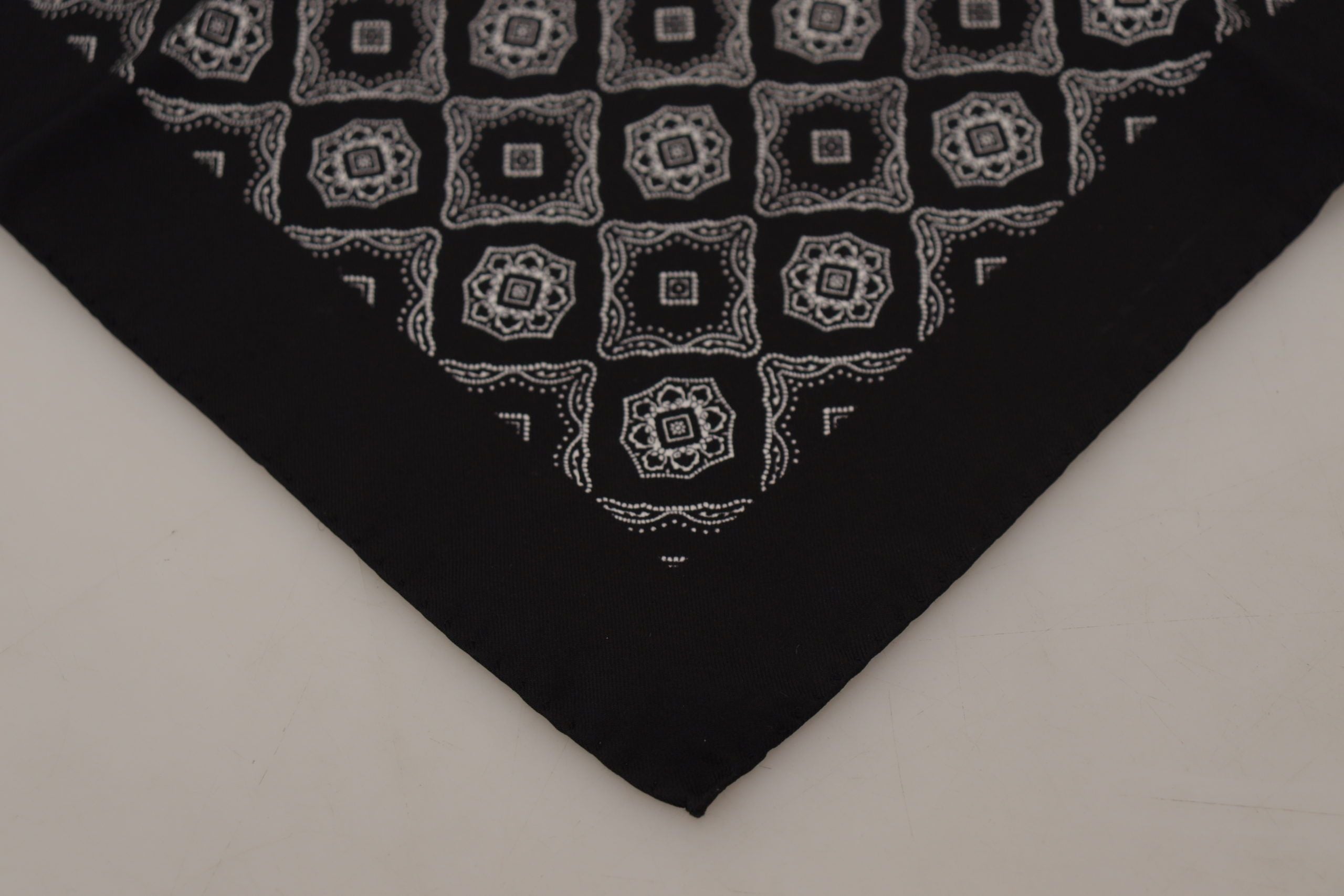 Dolce & Gabbana Eleganter quadratischer Seidenschal mit geometrischem Muster