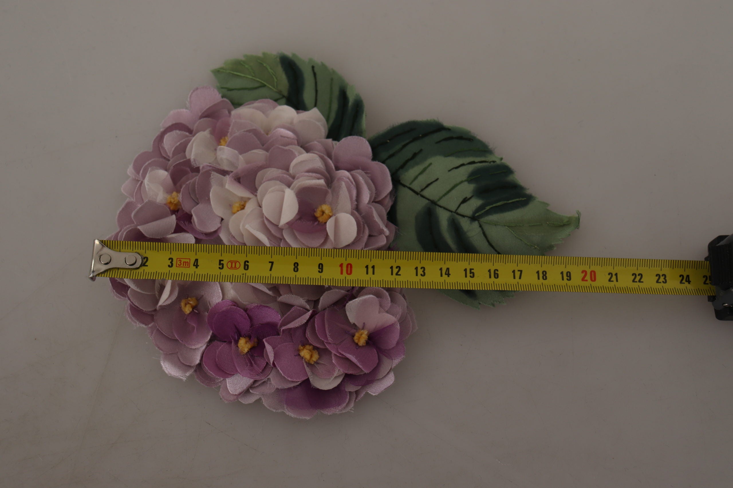 Dolce & Gabbana - Elegante Brosche aus Seidenmischung mit Blumenmuster in Lila