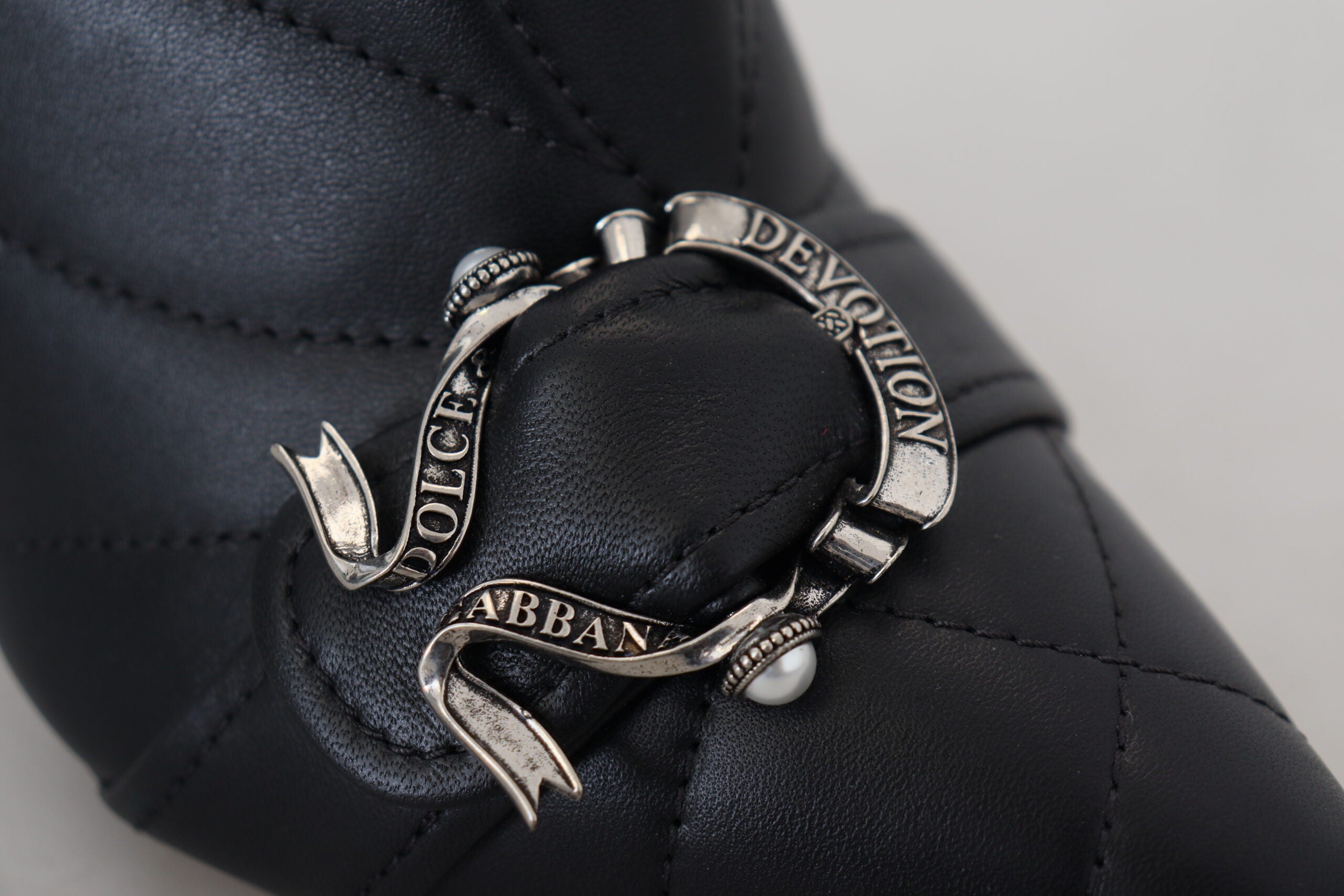 Dolce & Gabbana Elegante schwarze Stiefeletten aus gestepptem Leder