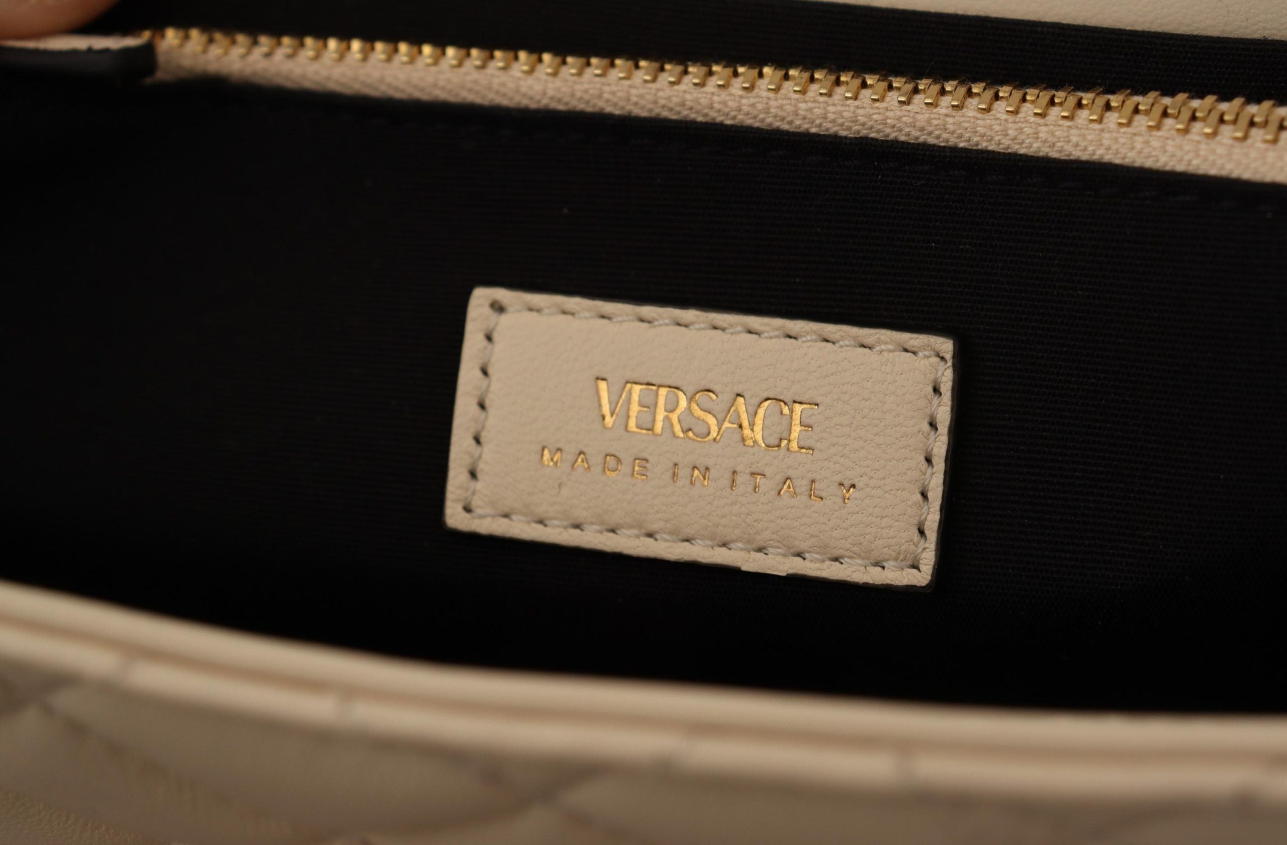 Versace – Elegante, weiße Umhängetasche aus Nappaleder für den Abend