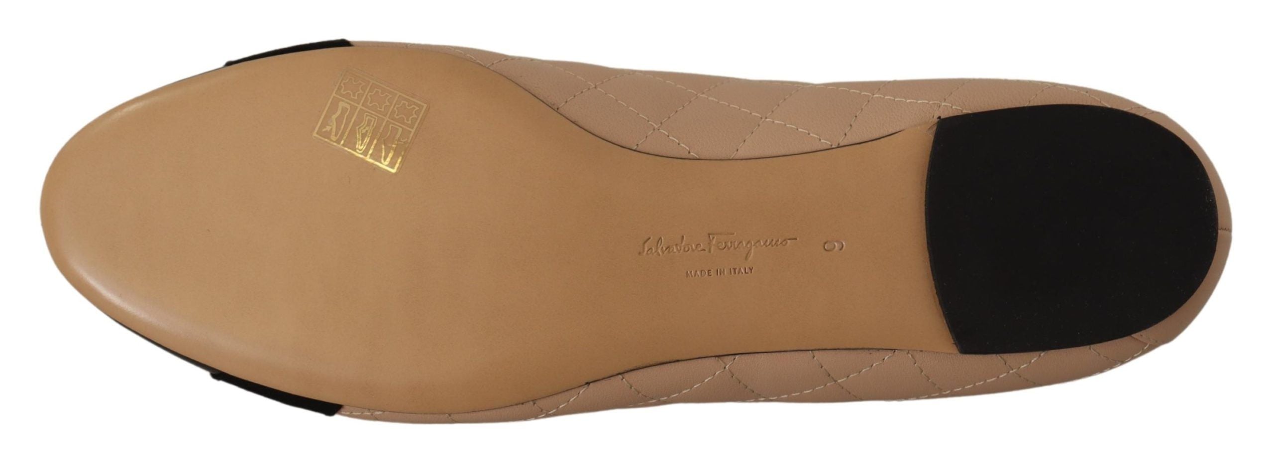 Salvatore Ferragamo Elegante Flats aus gestepptem Leder – Schickes zweifarbiges Design